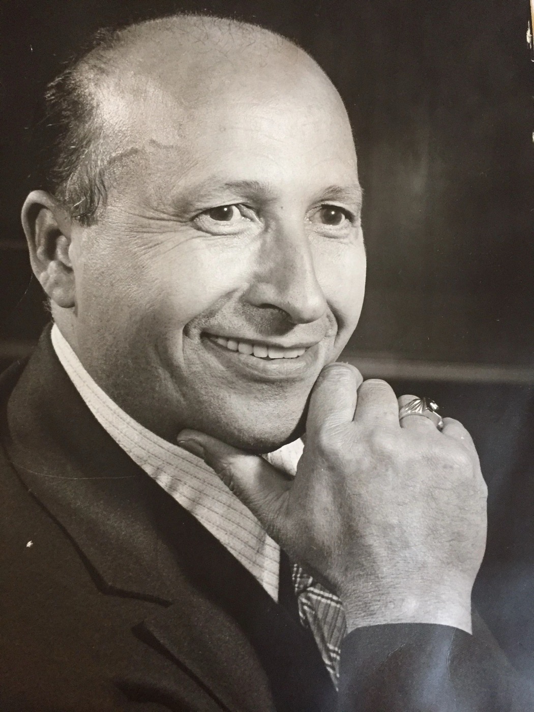 Portrait of Shihadeh Jajeh smiling, resting his chin on his hand